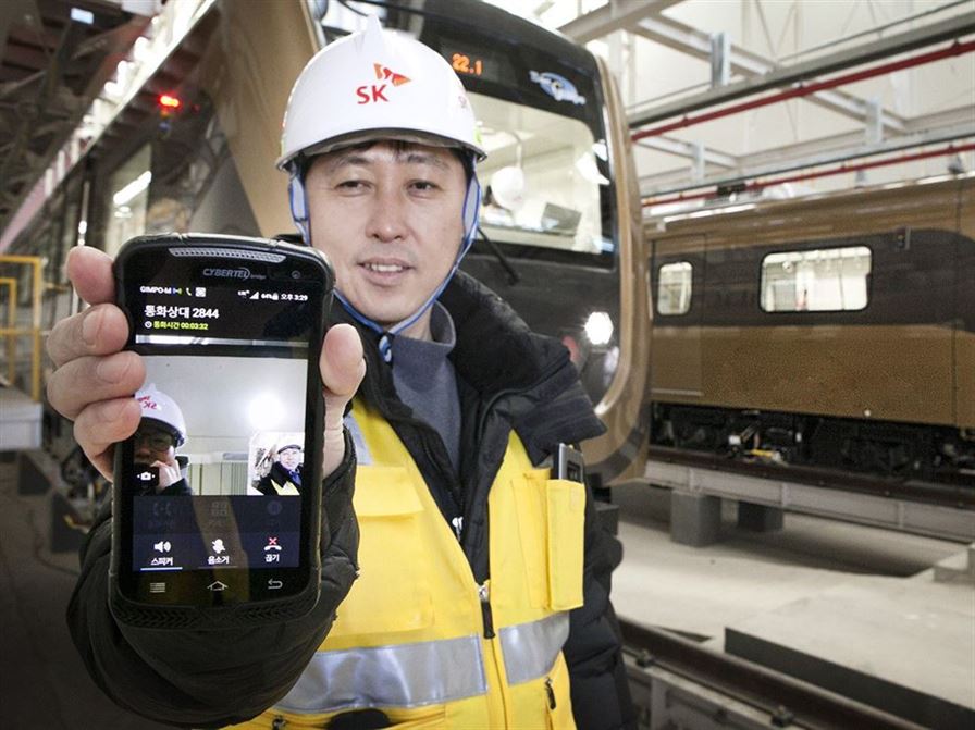 지난 2017년 LTE-R을 구축한 김포도시철도에서 영상 통화를 시연하고 있는 SK텔레콤 직원의 모습. 사진 |SK텔레콤