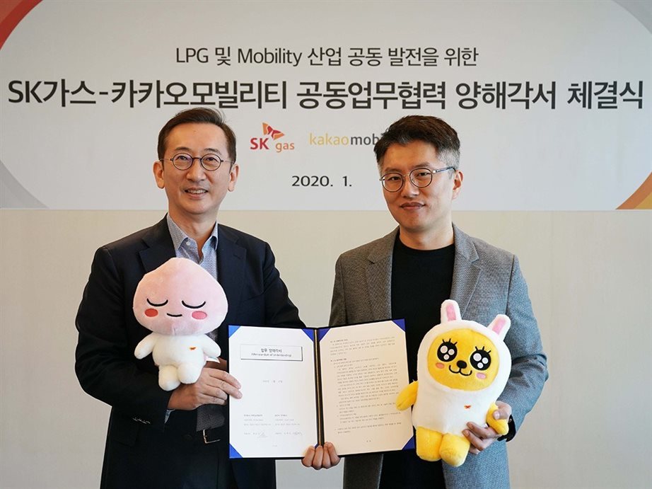 SK가스 윤병석 사장(왼쪽)과 카카오모빌리티 류긍선 공동대표(오른쪽)가 21일 성남 판교 SK가스 본사(ECO HUB)에서 미래 모빌리티사업 협력 MOU를 체결했다. 사진 |카카오모빌리티