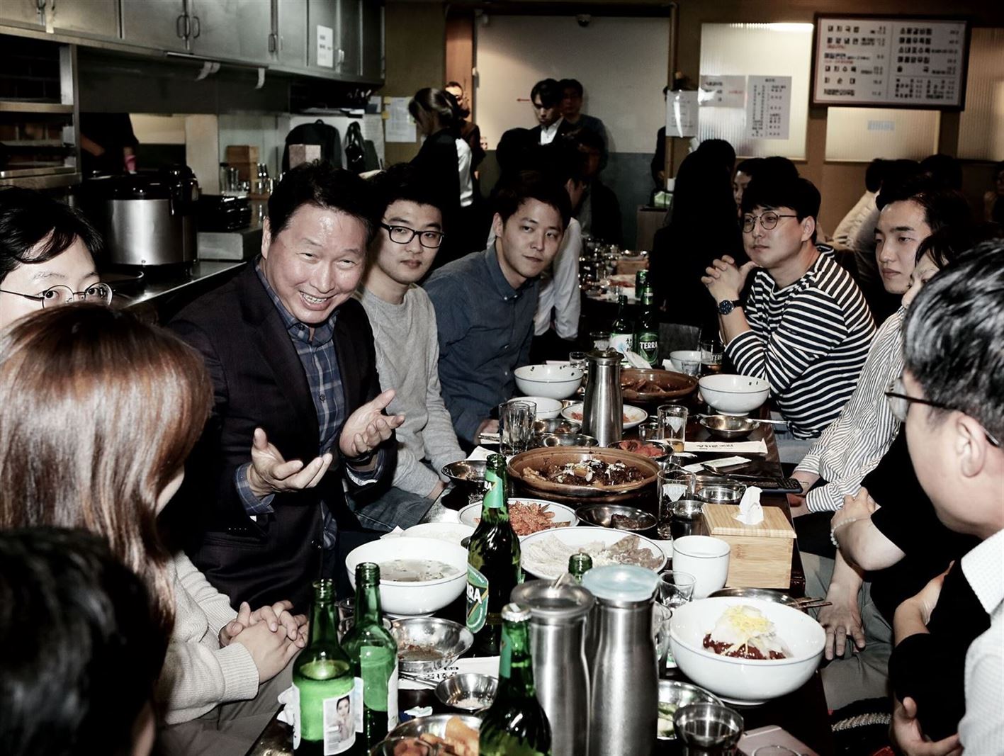 최태원 SK회장이 임직원과 광화문 인근 식당에서 행복토크를 열었다. 사진 | SK그룹