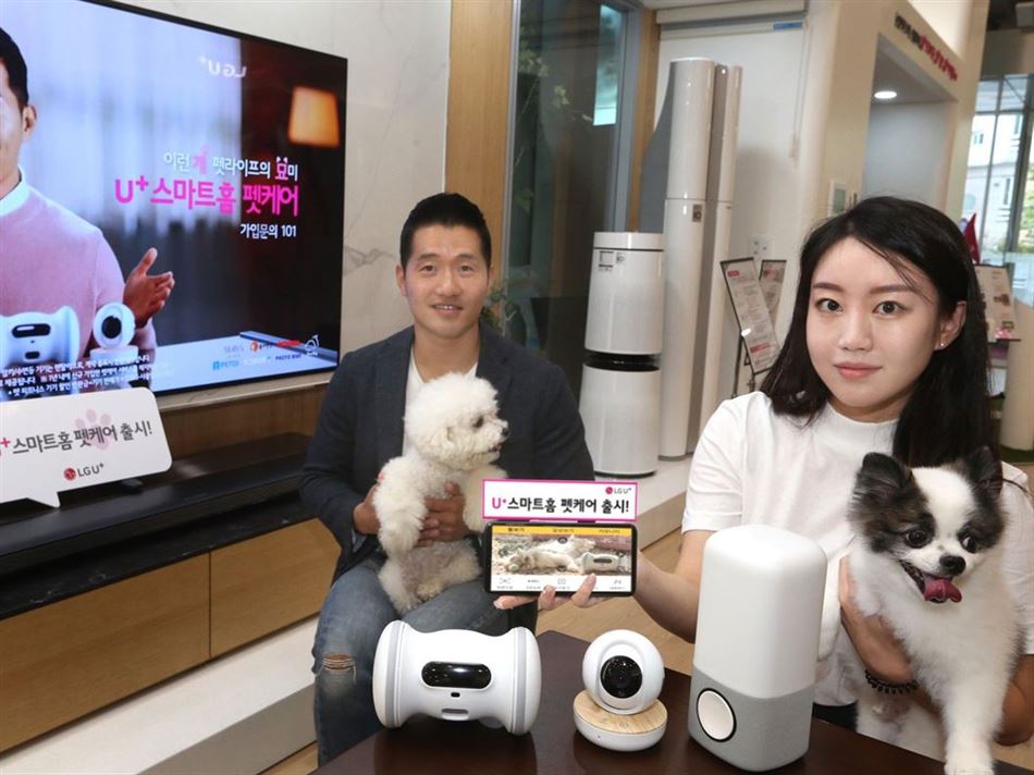 사진은 펫통령 강형욱(왼쪽)씨와 모델이 스마트홈 펫케어 서비스를 소개하고 있는 모습. 사진 |LG유플러스