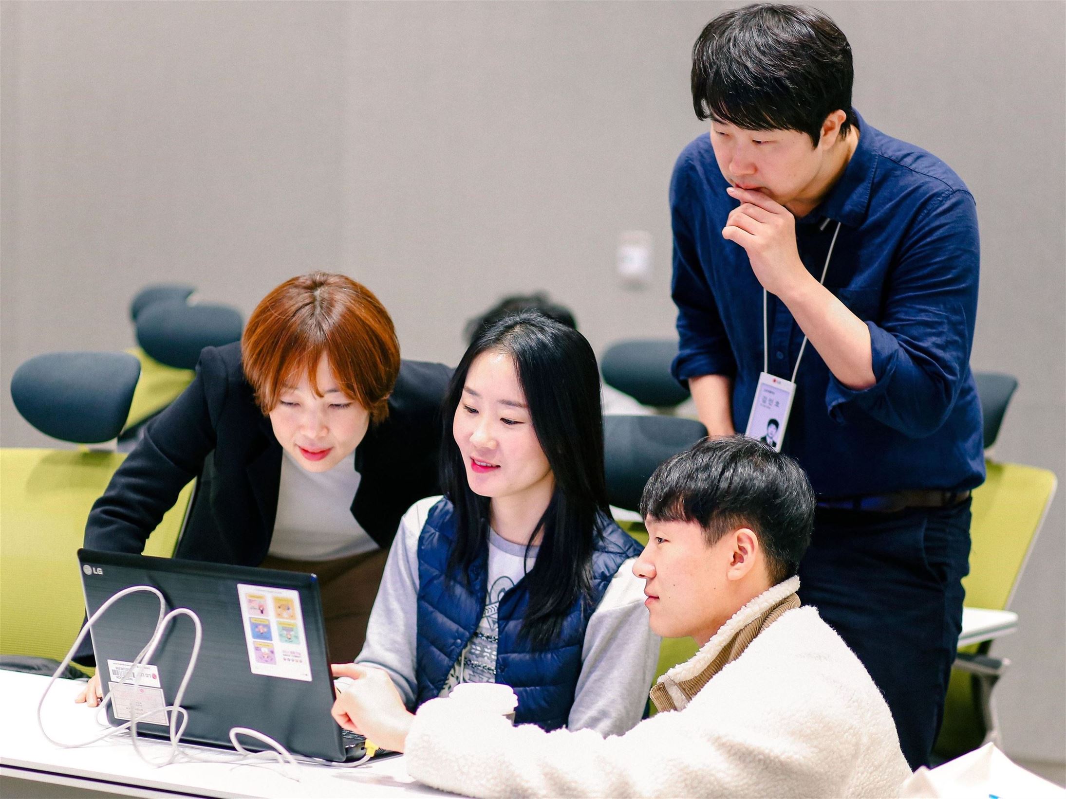 지난 28일 오후 ‘RPA 해커톤’에 참가한 LG유플러스 실무진들이 RPA를 개발하고 있는 모습. 사진 |LG유플러스
