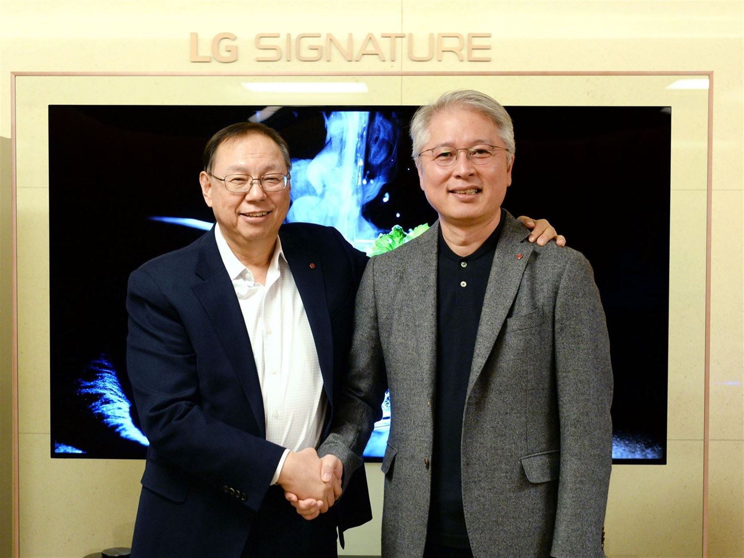 조성진 부회장이 신임 CEO인 권봉석 사장을 축하하고 있는 모습. 사진 | LG전자