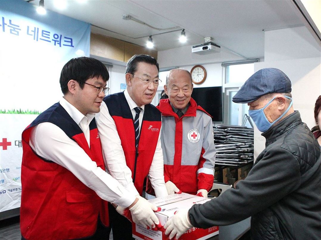 왼쪽부터 김성규 은행연합회·신용정보원지부 노조위원장, 김태영 은행연합회장, 박경서 대한적십자사 회장  사진 | 은행연합회