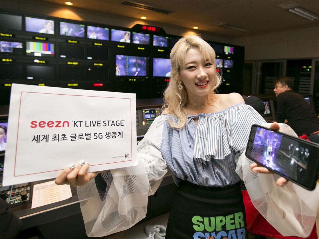 ‘KT Live Stage’에 출연한 가수 조하(JoHa)가 Seezn(시즌)을 통한 5G 생중계 모습을 소개하고 있다. 사진 | KT