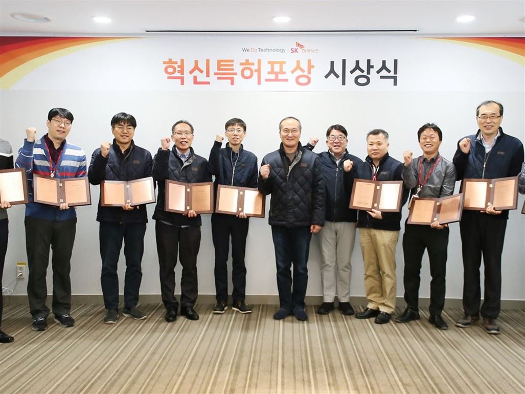 SK하이닉스 '제2회 혁신특허포상 시상식'에서 시상자 및 수상자들이 기념촬영을 하고 있다. 왼쪽 여섯 번째부터 SK하이닉스 D램개발 윤석철 TL, SK하이닉스 CEO 이석희 사장, SK하이닉스 대외협력총괄 김동섭 사장. 사진 | SK하이닉스