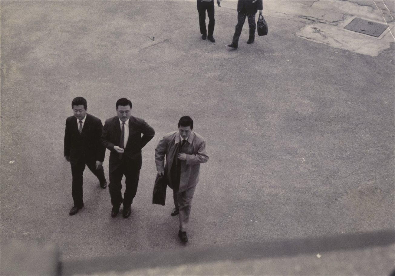 1965년 신격호 롯데 명예회장이 한국에 입국한 모습. 사진 | 롯데지주