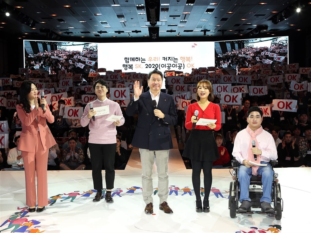 최태원 SK회장(사진 가운데)이 2020년 신년회에서 신입사원과 대화의 장을 마련했다. 사진 | SK