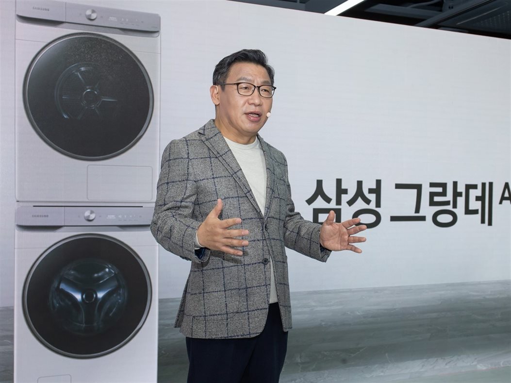 이재승 삼성전자 생활가전사업부장(부사장)이 29일 삼성 디지털프라자 강남본점에서 진행된 '삼성 그랑데 AI' 미디어데이에서 신제품을 소개하고 있다. 사진 | 삼성전자