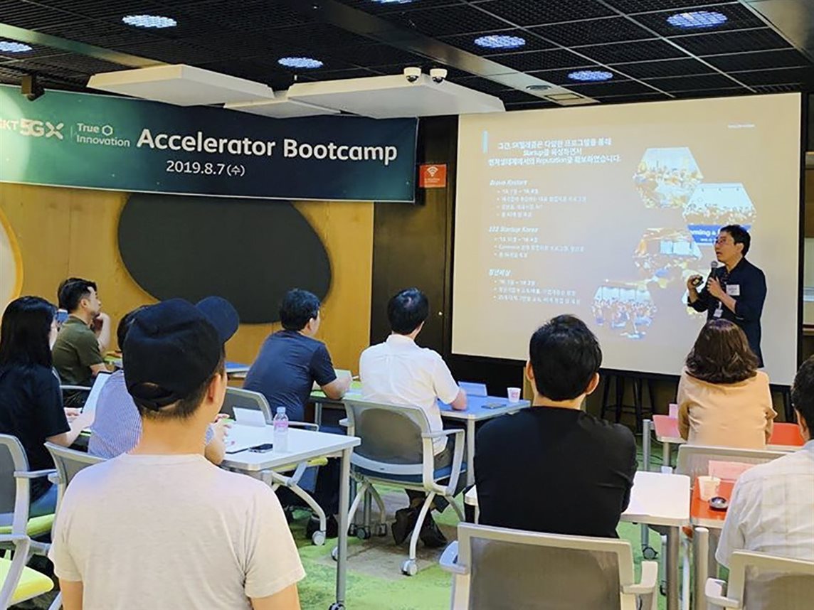 작년에 첫 실시된 ‘5GX 트루이노베이션 엑셀러레이터(5GX True Innovation Accelerator)’ 프로그램에 선발된 스타트업들이 신한 L타워(서울 중구 을지로 소재) 내 ‘True Innovation Lab’에서 미팅에 참여하고 있는 모습. 사진 | SK텔레콤