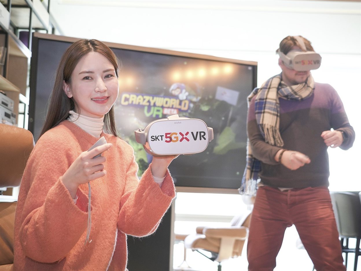 SK텔레콤(대표이사 사장 박정호)은 VR 벤처게임회사인 픽셀리티게임즈와 함께 넥슨의 인기 캐릭터 ‘다오’와 ‘배찌’ 등이 등장하는 ‘크레이지월드VR’ 베타 테스트를 시작한다. 사진 | SK텔레콤