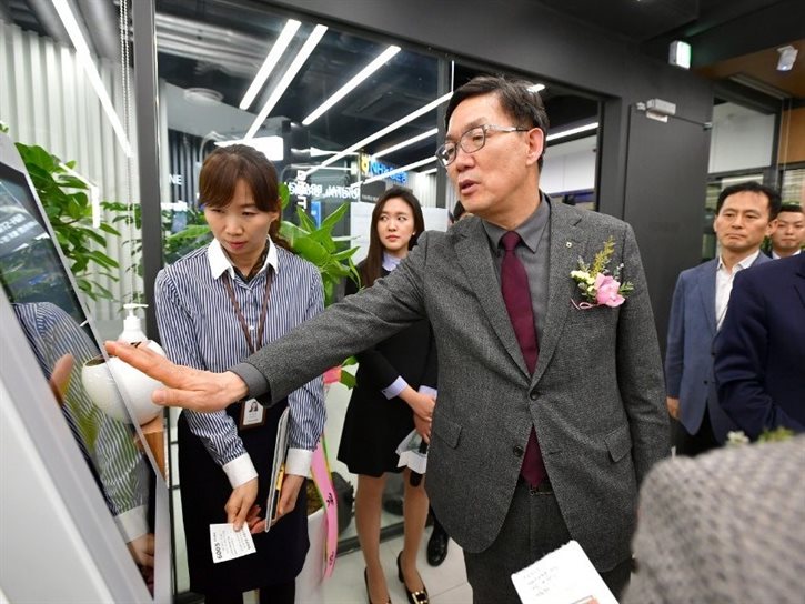 이대훈 NH농협은행장(사진 가운데)이 개점식에 참석해 디지털존에서 기기를 시연하고 있습니다. 사진ㅣNH농협은행