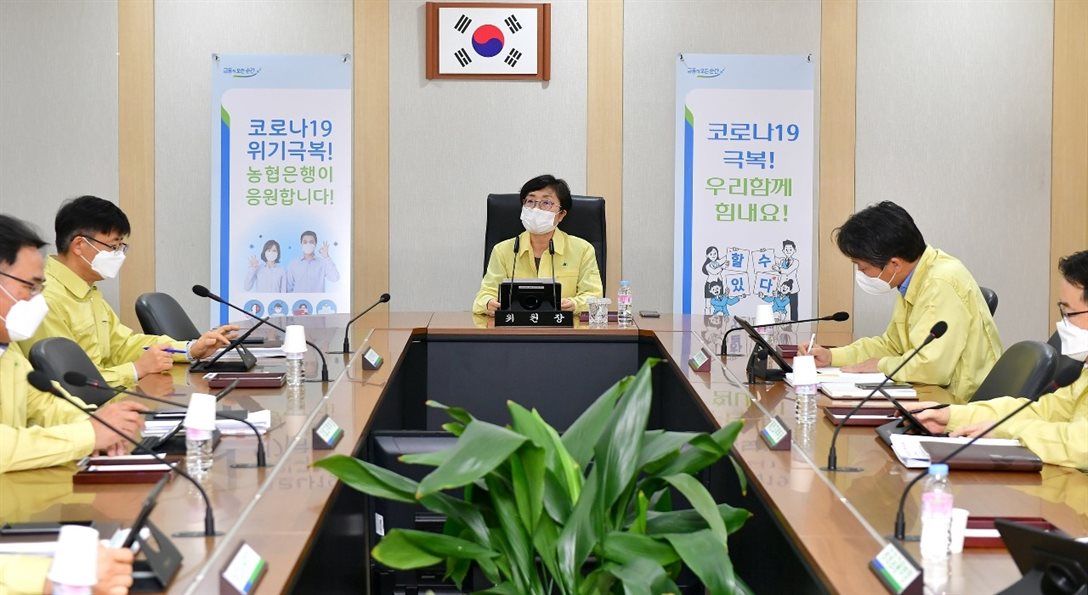 장미경 위원장(가운데)을 비롯한 NH농협은행 임직원들이 코로나19 피해 기업과 소상공인에 대한 금융지원방안을 논의하고 있습니다. 사진ㅣNH농협은행