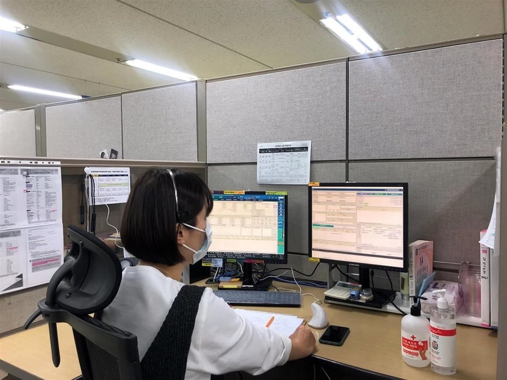 신한은행이 서울 강남구 역삼동에 위치한 고객상담센터 사무실의 파티션 높이를 기존 63㎝에서 93㎝로 높인 모습. 사진ㅣ신한은행