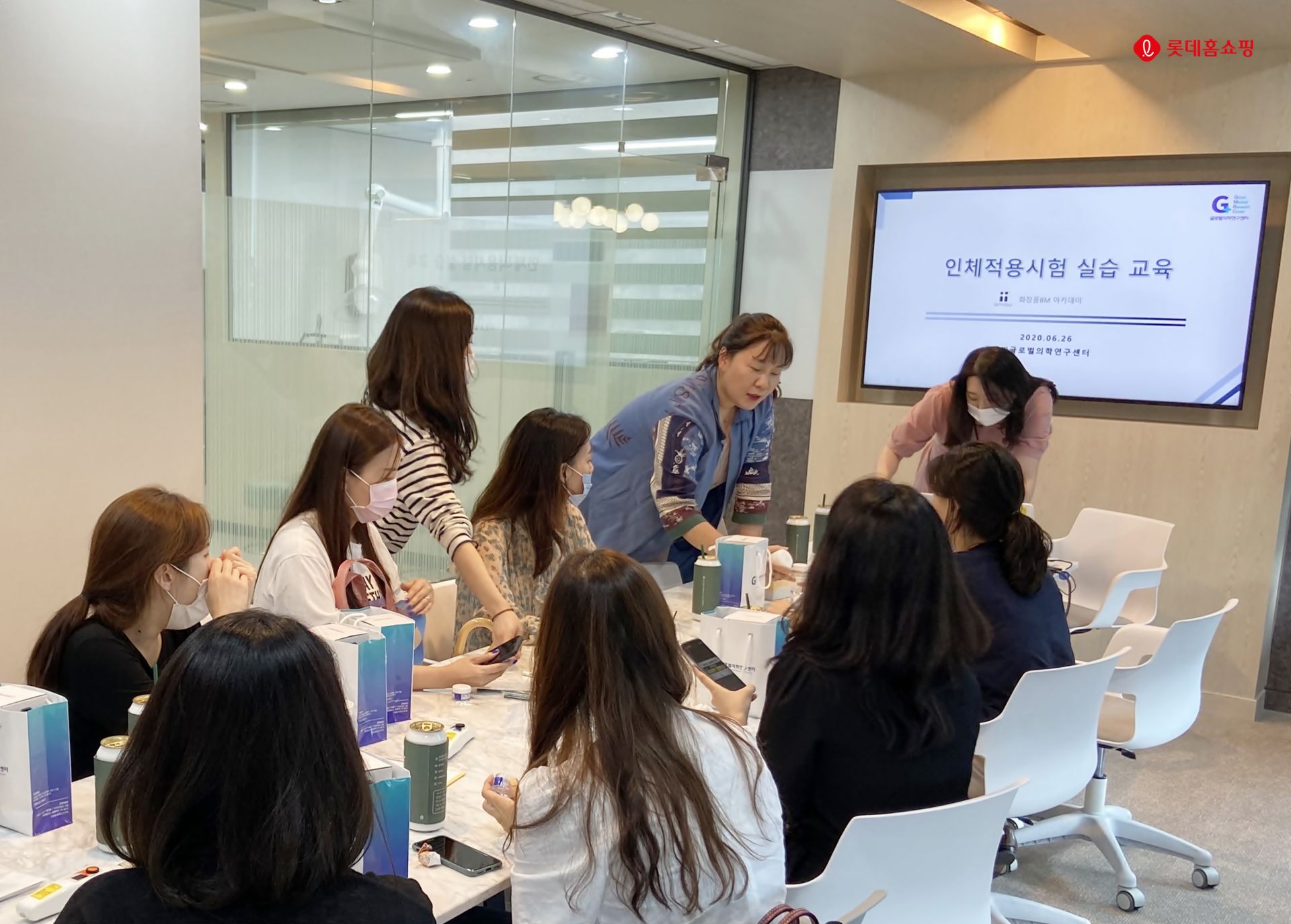 대상자로 선정된 직원들이 해당 업무에 대한 실습 교육을 받고 있습니다. 사진ㅣ롯데홈쇼핑